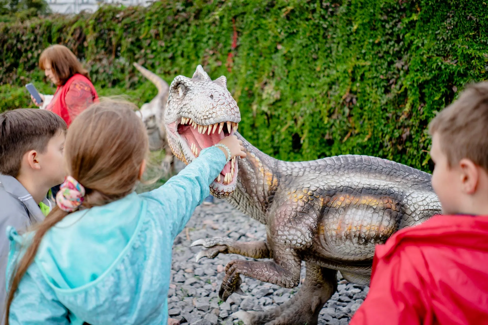 Children viewing dinosaur exhibit